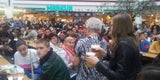 Spatzi flüchtet bei Lugners Wahlkampf-Start