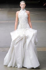Wer designt Angelinas Brautkleid?