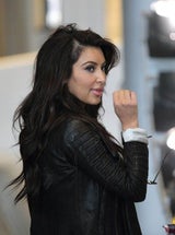 Kim Kardashian: Kahle Stelle am Kopf