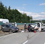 Karambolage auf A2 - Lkw kollifiert mit mehreren Pkws