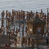 Hunderte Nackte am Toten Meer