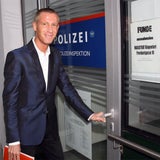 Hier holt Petzner seinen Führerschein