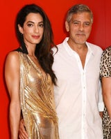 Amal Clooney - Strahlende Goldmarie