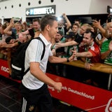 Fans empfangen Spieler am Flughafen