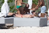 Toni Garrn sonnst sich oben ohne