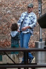Ashton Kutcher angelt mit unbekanntem Kind