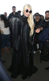 Lady Gaga im Mega-Lederkleid auf Reise