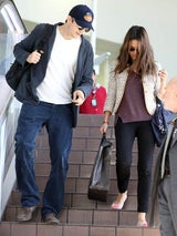 Ashton Kutcher & Mila Kunis am Flughafen