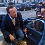 Arnie gibt Fans Autogramme