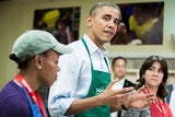 Barack Obama hilft in der Küche aus