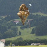 Schirme verheddert: Zwei Fallschirmspringer verletzt