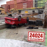 Mann stürzt mit Auto 7 Meter in Baugrube