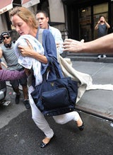 Uma Thurman: Beinahe-Sturz mit Baby im Arm