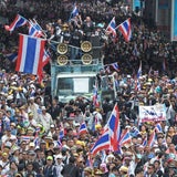 Demonstranten stürmen Regierungsgebäude in Bangkok.