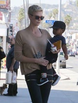 Charlize Theron: Stolze Adoptiv-Mutti