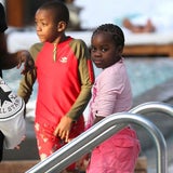 Madonnas Kids: Spaß im Pool
