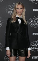 Karolina Kurkova zeigt sich in sexy Smoking