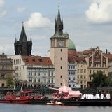 Pinker Panzer schwimmt durch Prag