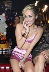 Halbnackte Miley Cyrus feiert ihr neues Album