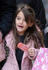 Suri Cruise bekommt ein Eis