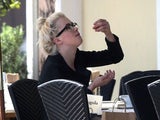 Ireland Baldwin vergisst beim Lunch-Date ihre gute Kinderstube