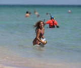Sylvie van der Vaart: Mit Sohn Damian am Strand