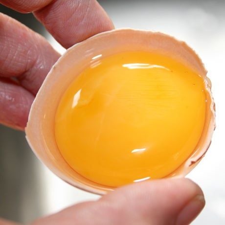 Der Mann nahm Eier aus der Mitarbeiterküche mit.