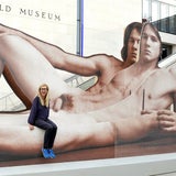 Mr. Big empfängt die Besucher der Ausstellung