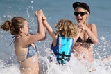 Urlaubs-Wonne: Ashlee Simpson plantscht mit Sohn auf Hawaii