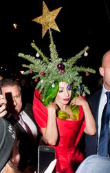 Lady Gaga als lebendiger Weihnachtsbaum