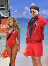 Carmen Electra zurück im Baywatch-Outfit