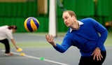 Prinz William spielt Volleyball