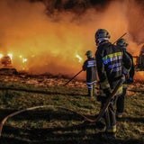 50 Strohballen in Flammen