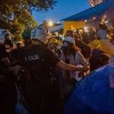 Mit Wasserwerfern und Tränengas gegen Demonstranten