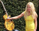 Jessica Simpson rank und schlank in Zitronengelb