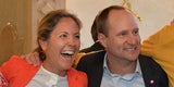 NEOS-Kandidatin Barbara Unterkofler und Parteichef Matthias Strolz jubeln über Wahlergebnis.