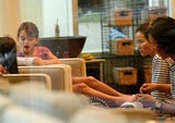 Suri und Mama Katie Holmes werden schön gemacht