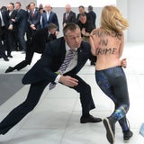 Busen-Attacke auf Wladimir Putin