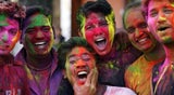 Holi-Fest: Inder liefern sich Farbenschlacht