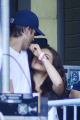 Ashton Kutcher & Mila Kunis bei Konzert