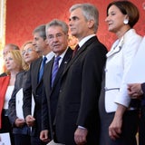 Regierungs-Rücktritt und Neu-Angelobung