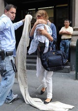Uma Thurman: Beinahe-Sturz mit Baby im Arm