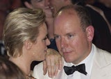 Charlene & Albert turteln am Rotkreuzball