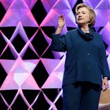 Clinton entgeht Schuh-Angriff