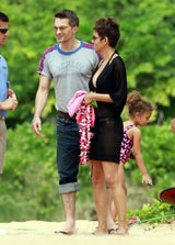 Halle Berry: Sexy Bikini-Mama zeigt Busen