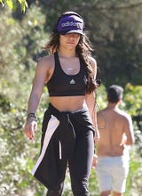 Vanessa Hudgens zeigt ihre Bauchmuskeln