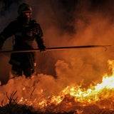 50 Strohballen in Flammen