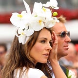 Sarah Jessica Parker, Liz Hurley, Joan Collins besuchen Veranstaltung Crown Oaks