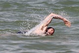 Hugh Jackman: Waschbrettbauch am Strand