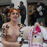 Nackt-Protest vor Parlament